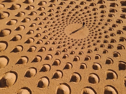 El desierto como un lienzo. La segunda edición del <a href="https://desertx.org/dx/desert-x-alula" target="_blank">Desert X AlUla</a>, que se celebra hasta el próximo 30 de marzo, ha convertido la zona desértica de AlUla, al noroeste de Arabia Saudí, en un museo al aire libre con la instalación de 15 obras de artistas internacionales que exploran la idea del espejismo y el oasis bajo el lema ‘Sarab’ (espejismo, en árabe).<br></br> En la imagen, ‘Angle of Repose’, una obra de gran tamaño realizada por el estadounidense Jim Denevan exclusivamente utilizando el suelo y la arena del lugar. Permanecerá en el sitio; irá cambiando, y al final desaparecerá barrida por el viento.