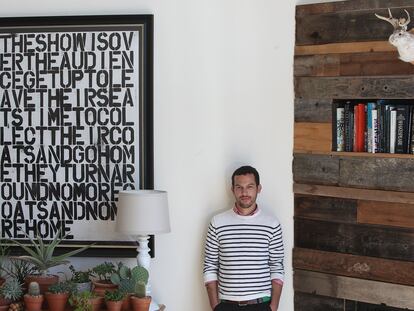 El novelista Justin Torres en su casa de San Francisco, California.
