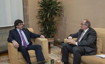 Carles Puigdemont, junto al presidente de Pimec, Josep Gonz&aacute;lez.