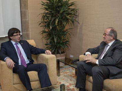 Carles Puigdemont, junto al presidente de Pimec, Josep Gonz&aacute;lez.