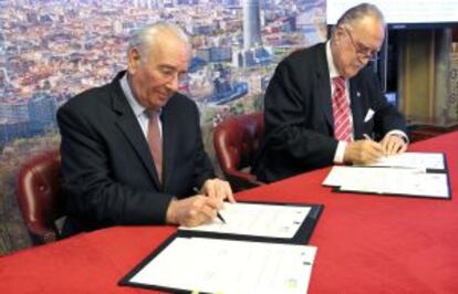 Azkuna (derecha) y Borotra firman el acuerdo de colaboración.