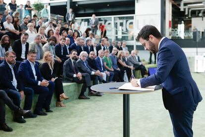 El presidente de la Generalitat, Pere Aragonès, firma el nuevo Pacto Nacional por la Industria 2022-2025.