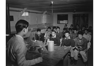 Imagen del fotógrafo estadounidense Ansel Adams (1902 1984) tomada en torno a 1943 en el Manzanar, en el valle de Owens, California, el más famoso de los campos de concentración en los que Estados Unidos confinó a 120.000 ciudadanos de origen japonés entre marzo de 1942 y noviembre de 1945 tras el ataque de Japón Pearl Harbour en diciembre de 1941.
