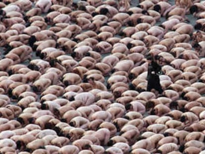 Una panorámica de la plaza de la capital mexicana repleta de personas desnudas.