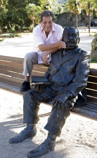 El actor solía veranear en Vigo, aqui posa con una estatua del fundador del Balneario de Mondariz, en Peinador, Vigo. Imagen del año 2009.