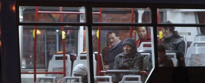 Uno de los autobuses que cubren el trayecto hasta los albergues.