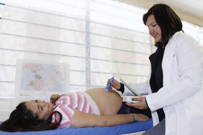 Una mujer embarazada recibiendo atenci&oacute;n m&eacute;dica en la Ciudad de M&eacute;xico.