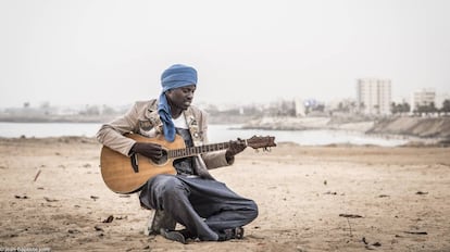 Saliou Sarr, alias Alibeta, combina música, teatro y cine para promover la reflexión sobre cuestiones de actualidad.