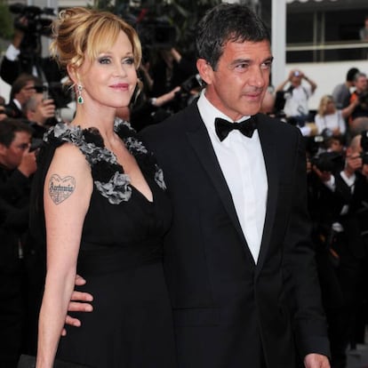 Tras 18 años de matrimonio, los actores Melanie Griffith y Antonio Banderas se separaron en junio de 2014, pero el acuerdo de su divorcio no se alcanzó hasta un año después. Según publicó entonces el portal por excelencia de los famosos, TMZ, se estableció que la actriz recibiría 60.000 euros al mes en concepto de manutención, un cuadro de Picasso y una casa en Aspen (Colorado), que ha puesto en venta. Casados desde 1996, la pareja firmó en 2004 un contrato en régimen de gananciales. Gracias a ese acuerdo, el actor malagueño pudo quedarse con el dinero que ganó antes de 2004 por películas taquilleras como 'Desesperado', 'La máscara del Zorro' o 'Spy Kids'. 
