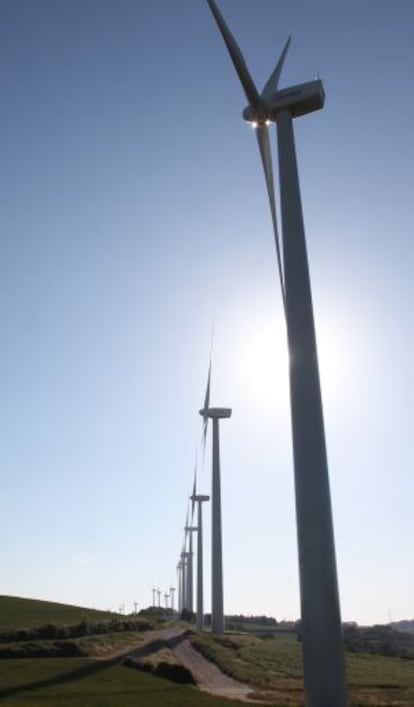 Molinos en el parque eólico de la sierra del Tallat.