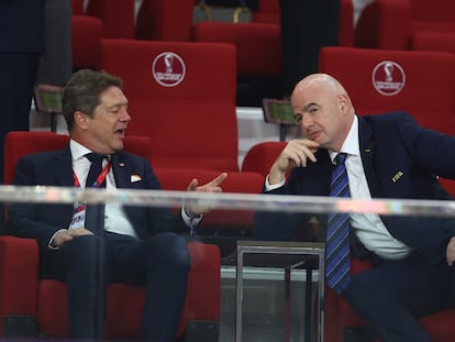 Gianni Infantino junto a Just Spee, presidente de la Federación de Futbol de Países Bajos, antes del partido entre Holanda y Ecuador, el viernes.