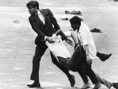 Dos hombres con uno de los estudiantes muertos cerca de la embajada de EE UU, en Rio de Janeiro, en 1968. 