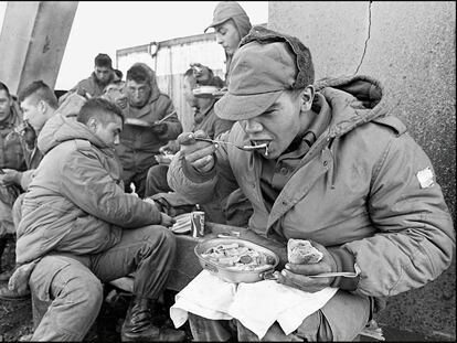 Soldados argentinos en la antigua base de los Royal Marines en las Islas Malvinas