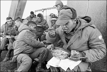 Soldados argentinos en la antigua base de los Royal Marines en las Islas Malvinas