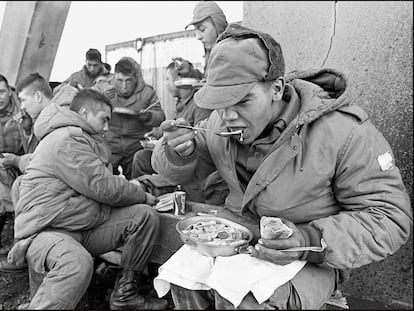 En esta foto de archivo tomada el 13 de abril de 1982, soldados argentinos almuerzan en la antigua base de los Royal Marines en las Islas Malvinas.