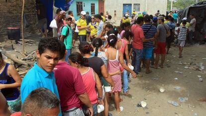 Moradores de Cúcuta dão comida a deportados da Venezuela.