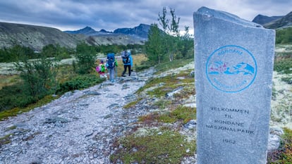 Una familia pasea durante el verano en el parque nacional de Rondane.