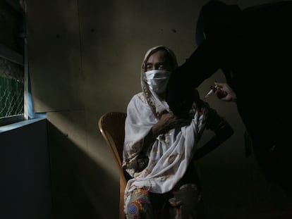 Una refugiada rohingya recibe una vacuna contra la covid en Bangladesh, el 12 de agosto.