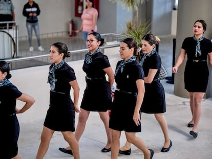 Un grupo de azafatas del Tren Maya, antes de abordar uno de los vagones, el pasado 15 de diciembre, en Campeche.