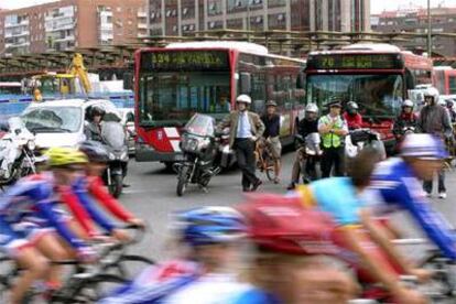 Motoristas y automovilistas observan con desesperación el paso de un grupo de ciclistas entrenándose cerca de la plaza de Castilla.