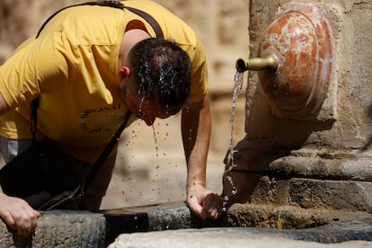 Un hombre se refresca con agua de una fuente de Córdoba, el pasado día 9.