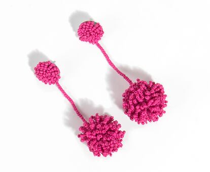 Para las amantes de los accesorios,estos pendientes de abalorios y pompones combinan varias tendencias de la temporada. En color rosa y de Parfois (5,99 euros).