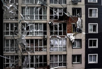 Detalle de la fachada de un edificio dañado por las tropas rusas en Bucha, el sábado. Según un comunicado de Human Rights Watch, entre los casos que tienen documentados de crímenes de guerra en Járkov, Chernihiv y Kiev, se incluyen una violación y dos ejecuciones sumarias, de seis hombres en una ocasión y de uno en otra.
