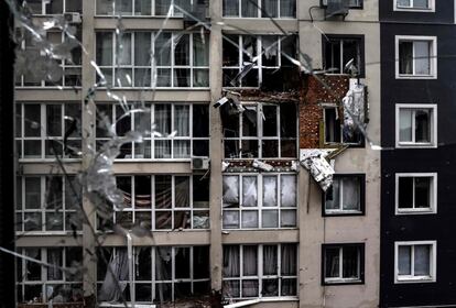 Detalle de la fachada de un edificio dañado por las tropas rusas en Bucha, el sábado. Según un comunicado de Human Rights Watch, entre los casos que tienen documentados de crímenes de guerra en Járkov, Chernihiv y Kiev, se incluyen una violación y dos ejecuciones sumarias, de seis hombres en una ocasión y de uno en otra.