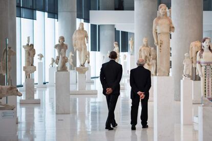 El presidente estadounidense, Barack Obama, camina junto al profesor Dimitrios Pandermalis, presidente del Museo Acrópolis de Atenas (Grecia) el 16 de noviembre de 2016.