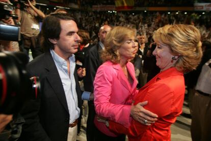 Aguirre, entonces candidata a la presidencia de la Comunidad de Madrid, saluda al expresidente José María Aznar y a su mujer, Ana Botella, que luego sería alcaldesa de la capital.