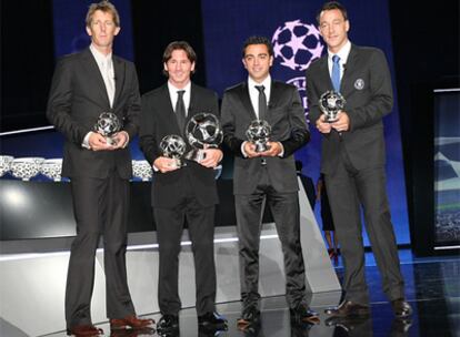 De izquierda a derecha, Edwin Van Der Sar, Lionel Messi, Xavi Hernández y John Terry, que recogieron sus premios durante la ceremonia.