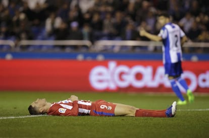 Fernando Torres ha quedado tendido en el cesped del estadio de Riazor. No ha podido colocar las manos para amortiguar el golpe en la cabeza.