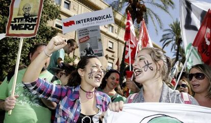 Students demonstrating against public education cutbacks and the government&#039;s reform plans in Murcia.