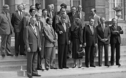 8 de febrero de 1984, Londres (Gran Bretaña). Andreotti (arriba, tercero por la derecha) asiste a la Cumbre Económica de Naciones Industrializadas como ministro de Asuntos Exteriores italiano, acompañando al entonces primer ministro, Bettino Craxi.