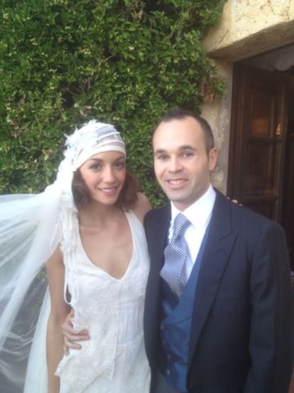 "¡Un día increíble! Recién casados. Amazing day! Just married", ha escrito Andrés Iniesta en su Twitter al colgar esta foto.