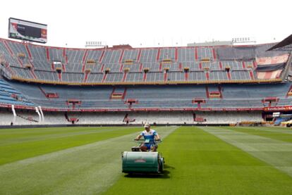 Un operario, ayer en Mestalla