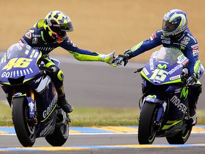 Valentino Rossi (a la izquierda) y Sete Gibernau se dan la mano al término de la carrera.