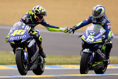 Valentino Rossi (a la izquierda) y Sete Gibernau se dan la mano al término de la carrera.