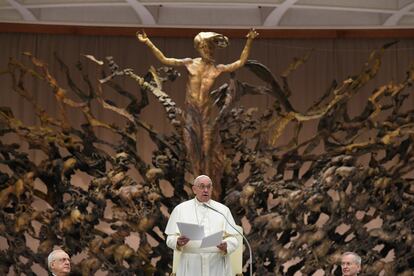 El Papa Francisco durante la felicitación de Navidad, en el Vaticano, este lunes.