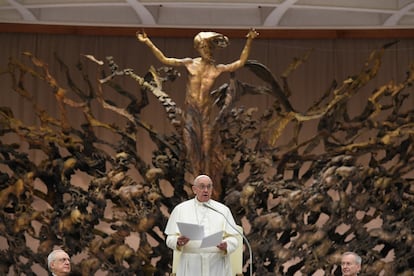 El Papa Francisco durante la felicitación de Navidad, en el Vaticano, este lunes.