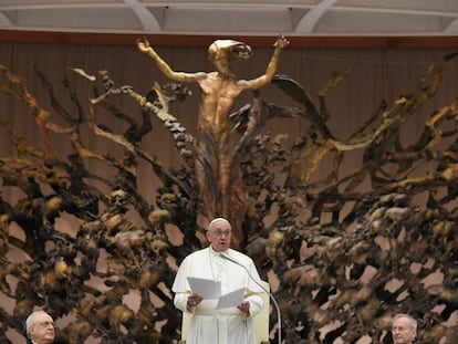 El Papa Francisco durante la felicitación de Navidad, en el Vaticano, este lunes.