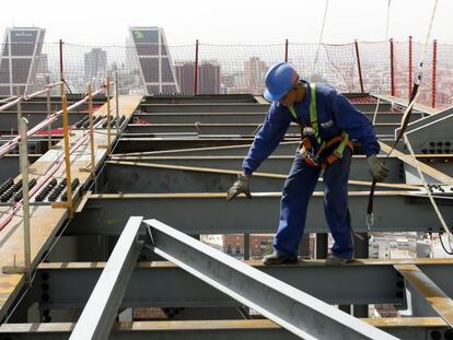 Un trabajador en un edificio en construcci&oacute;n en Madrid. 