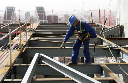 Un trabajador en un edificio en construcción en Madrid.