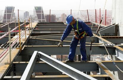 Un trabajador en un edificio en construcci&oacute;n en Madrid. 