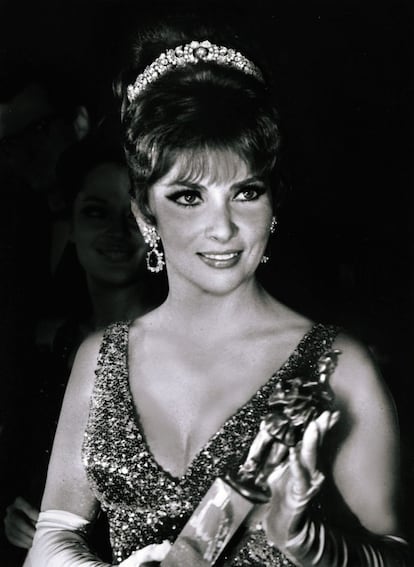 Gina Lollobrigida con pendientes de esmeralda y diamantes, y un collar de diamantes de Bulgari, que forman parte de la colección subasta Sotheby's en Ginebra.