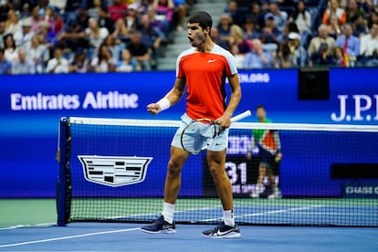 Carlos Alcaraz celebra un punto durante el partido contra Tiafoe en las semifinales del US Open.