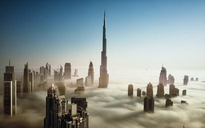 Dubái ha sido en los últimos años —y sigue siéndolo— el paraíso de los arquitectos. Se construye con una libertad asombrosa, sin buscar armonías ni reglas, pero el resultado es seductor. Su 'skyline' está dominado por rascacielos: hay una decena de edificios que superan los 300 metros de alto, por lo que suelen quedar por encima de la niebla y las nubes.