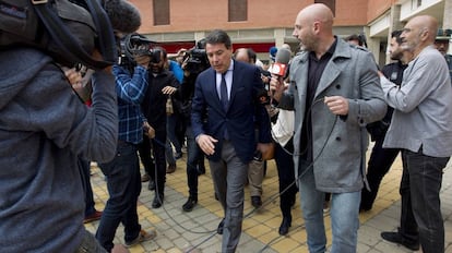 Ignacio González, saliendo el pasado abril de los juzgados de Estepona.