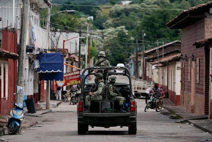Soldados patrullan por las calles de San Miguel Totolapan, Guerrero, México, en octubre de 2022.
