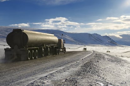 Camiones cisterna circulan por la autopista Dalton a través de las montañas Brooks Range, en Alaska. 